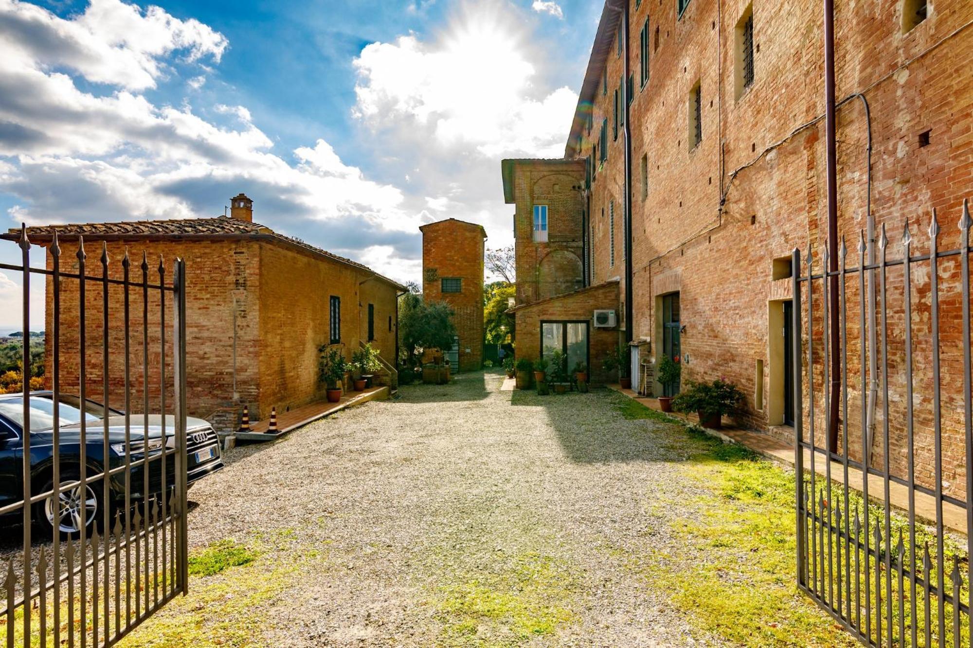 Porta Romana Elegant Apartments With Private Parking! Siena Eksteriør bilde